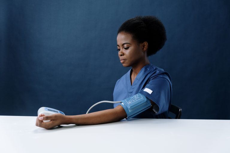 Les bonnes habitudes alimentaires contre l'hypertension : prévenir naturellement l'hypertension artérielle 1 pexels cottonbro 5721671